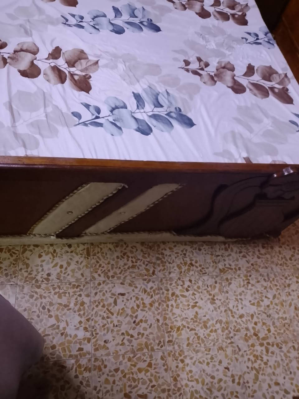 اللبيع
امرايه و تخت بس الي بل صوره 
داخل موصل 
تواصل عل رقم 
***********
***********
