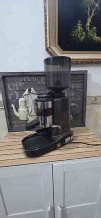 طاحونه قهوه ايطاليه بحاله جيده جدا باله كويتي للاستفسار 07719191211 مت...