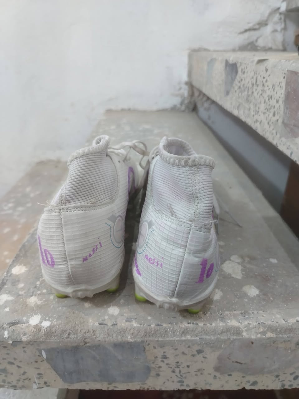 حذاء محبب CR7  مال كريستيانو ما لاعب بالحذاء هواي بعده جديد  هسه هوا مترب تغسله يطلع اخو الجديد
والثاني الأبيض اساس ما ملبوس جبته وعفته هم نايكي اصلي مسامر، جوراب،.
كلهم ب٣٥ الف وبيهم مجال


**إذا كنت صاحب هذا الإعلان وتريد حذفه لأي سبب، رجاءا أرسل رسالة إلى الدعم الفني**