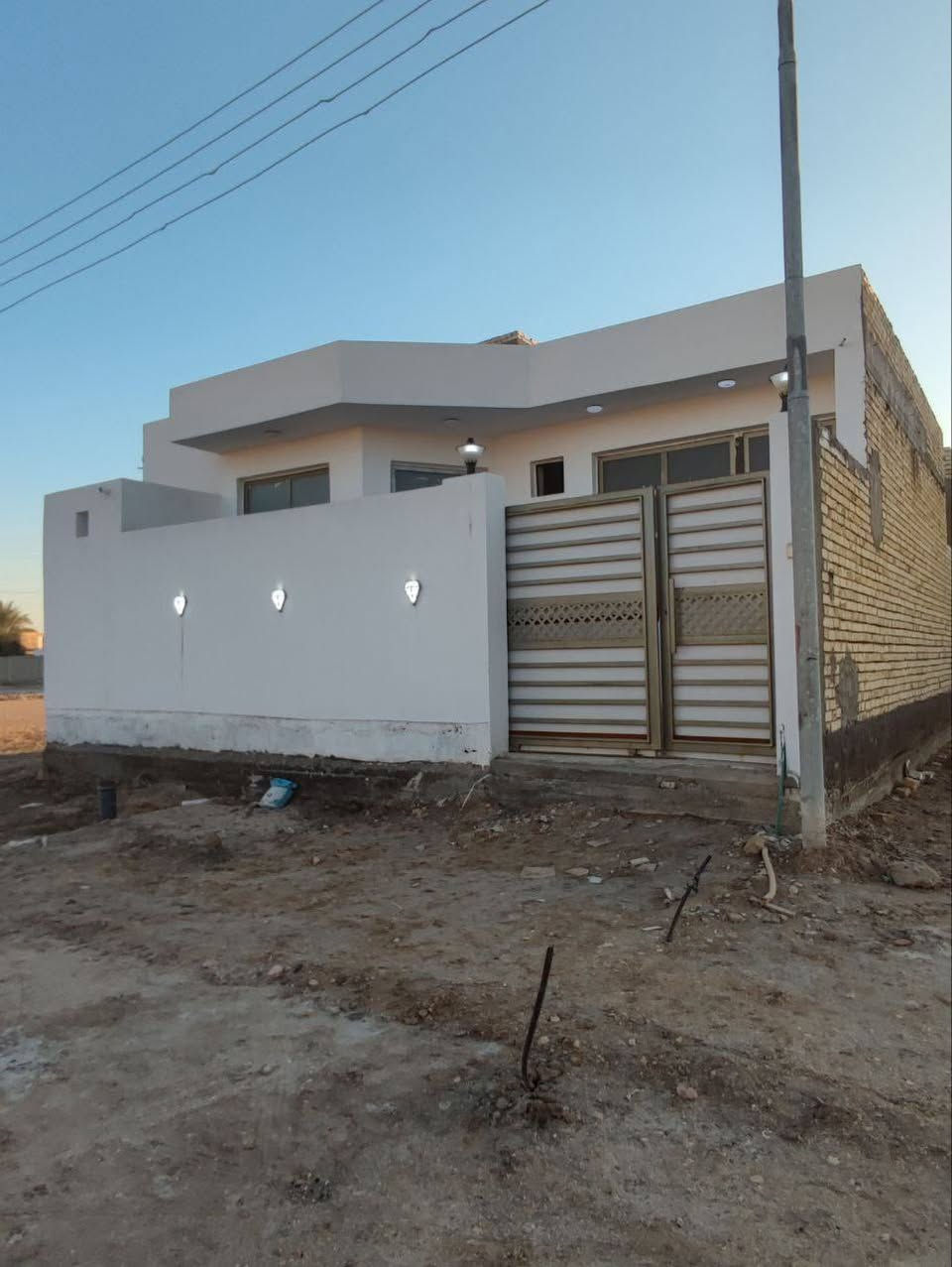 بيت 150 متر زراعي كونكريت صب البناء حديث
 شارع 12 متر الوجه 10 نزال 15
البناء حديث طارمه استقبال وصاله وغرفتين نوم ومطبخ وصحيات داخليه وخارجيه ومنور
المكان الإسكان الصناعي نزله ال ابو فياض
السعر والتفاصيل اتصل ***********
