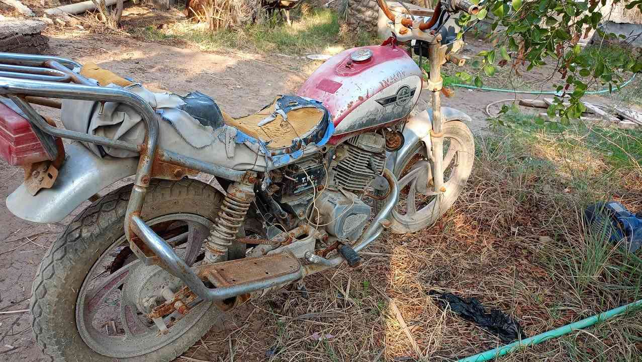 سلام عليكم دراجه متروكه للبيع ما بيه شي شغاله محركها شغال كله شغاله بس هندرها مكسور وباتريه كاعد السعر 175وبيه مجال المكان بصره ابو الخصيب واتساب ***********
