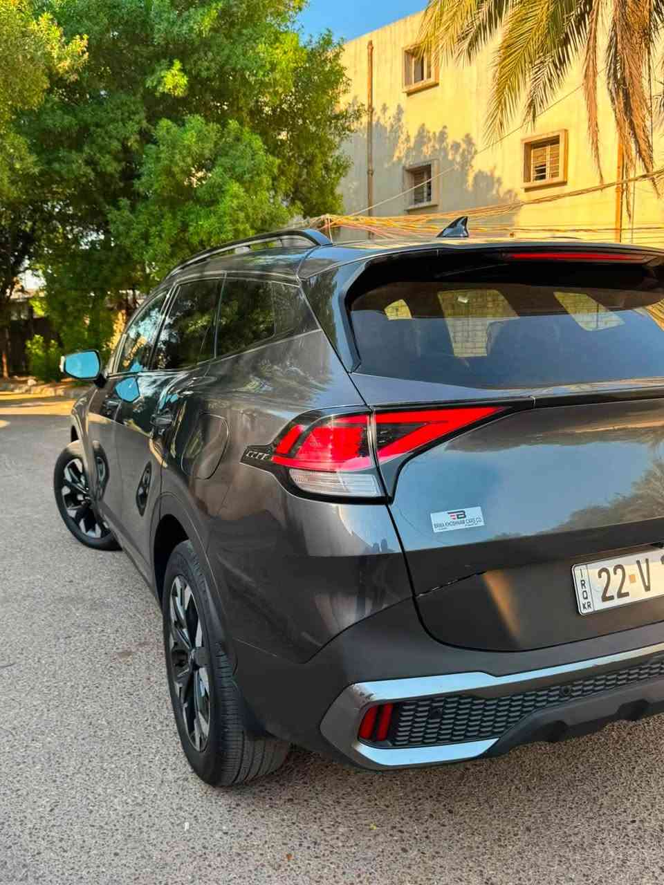 السلام عليكم
سبورتج 2024 امريكي فول مواصفات 
شاشة جبيرة وتحكم بالستيرن جهتين 
 كشنات جلد مع تدفئه بالمقاعد 
رادار وقوف خلفي وامامي 
رادار تحذير خلفي وامامي 
اوتو هولد 
سايد بريك دكمة كهرباء 
كاميرا خلفية 
صندوق كهربائي 
بصمه تشغيل وتشغيل عن بعد
مقاعد تحكم كهرباء
6 ايرباك سليم 
ابل كاربلاي واندرويد اوتو 
4 وضعيات قيادة
قطعتين تبريد 
فتحه سقف على طول السيارة 
رقم اربيل الجديد هزة جديدة 
سنوية لل 2030
السيارة ماشية 44،500km

السيارة ضررها قبق جنطة فقط يعني قطعه وحده صبغ 
وبيها اقل الشبر صبغ بالمثلث مال الجاملغ الايمن جهة الراكب غير هذني مابيها اي شي السيارة خير من الله 
كير ومحرك سليم نظيف جداً
السيارة معروضة ب 185$ وبيها مجال 
مكانها بغداد صليخ 
للاستفسار الاتصال على 
***********
