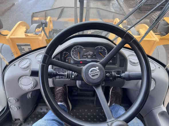 VOLOV L120H—2015
مشتغل ساعة 13667مثل جديد
منفيست مامشتغل بلعراق

‎***********بختیارأحمدعلي 

‎‏‎‏⏰‎‏‎ساعات العمل : ٩:٠٠ صباحًا   -   ٧:٠٠ مساءً

‎‏‎‏‎‏‎بيع و شراء جميع الاليات الثقيله
‎‏‎‏‎‏‎عنوان :أربيل / شارع ١٠٠م قریب ترافيك لايت مخمور- خلف الحديقه
……….……………………………………………………
