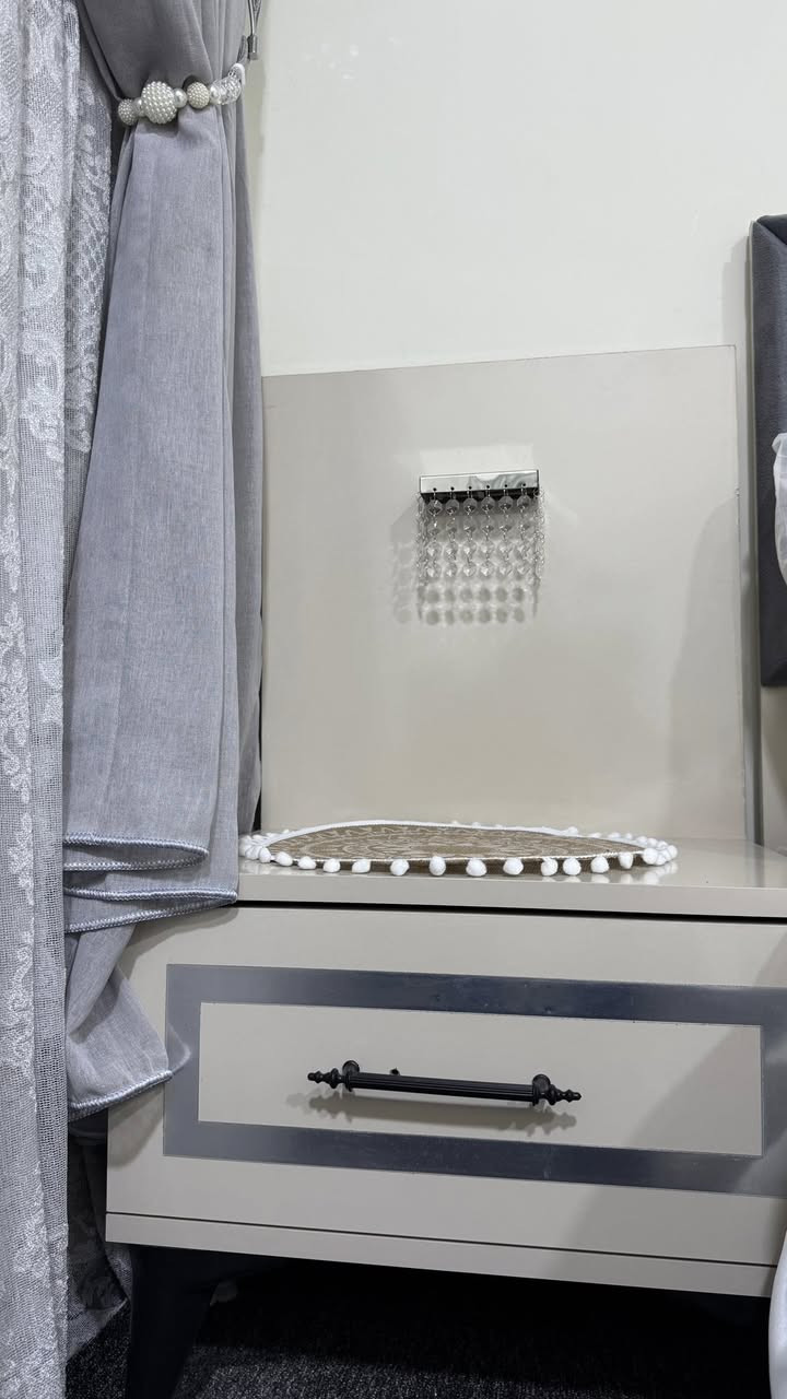 السلام عليكم غرفة نوم للبيع 5 قطع صارلي يومين من شديته بعده بالاشرطه محد مستعمل اي قطعه منه رايده ب500 وبيه مجال 
النجف الاشرف 
***********
