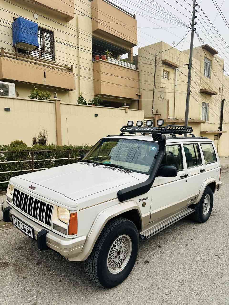 جيب موديل ١٩٩٦ ابيض محرك وكير بلدي  رقم وسنويه جديد. شرط التحويل.  طخم ورى وكدام جديد طخم تايه جديد  داخل جديد  كهربائيه كل شغاله. 
السعر ٥٢ بيها مجال 
الاستفسار ***********
***********
