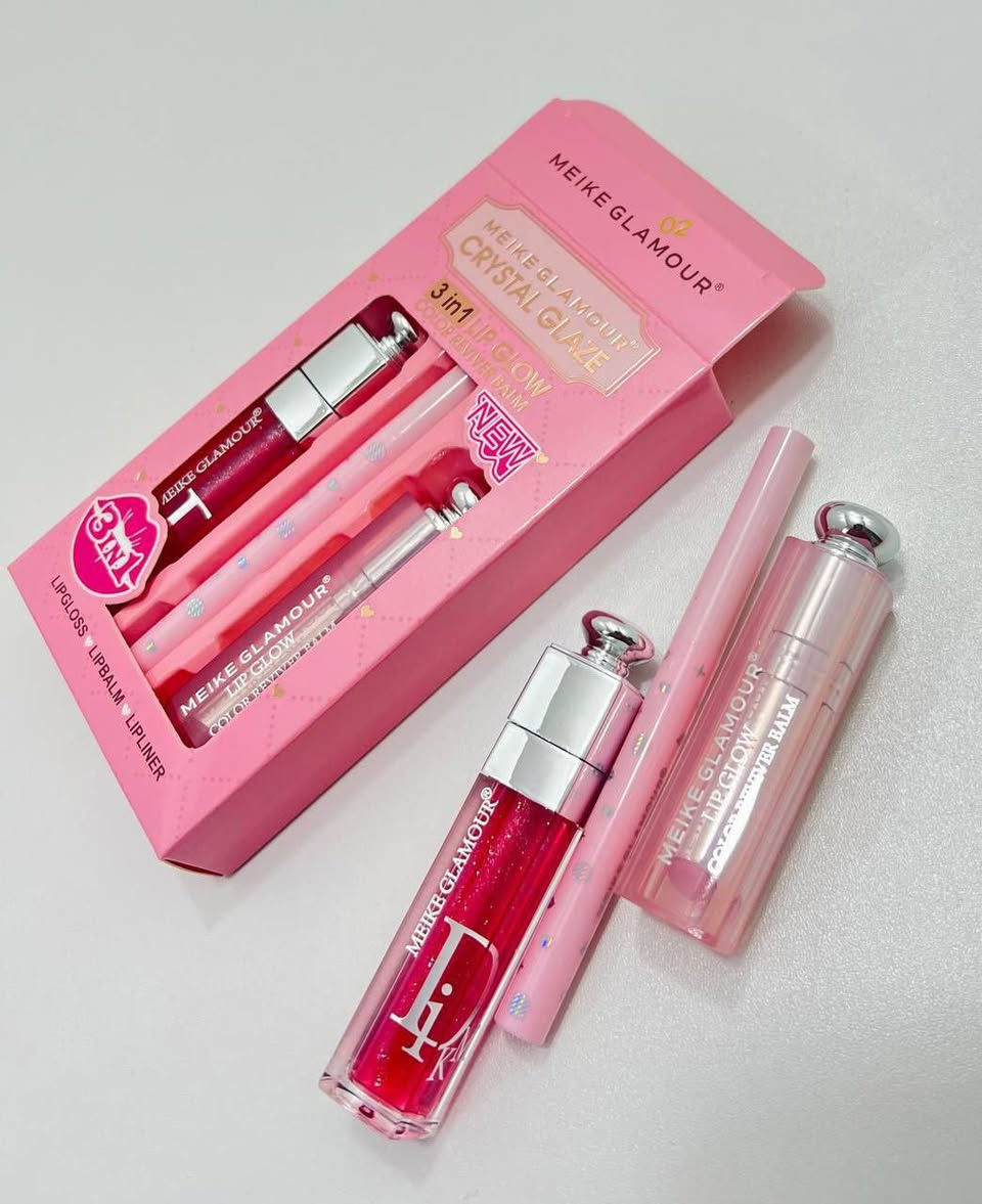 طقم ملمع ومرطب شفاه Meike Glamour هو منتج تجميلي للشفاه يُسوق كمنتج "3 في 1" يجمع بين ملمع الشفاه ومرطب الشفاه ومحدد الشفاه. 
تفاصيل المنتج
الاسم: Meike Glamour Crystal Glaze 3 in 1 Lip Glow | Color Reviver Balm.
الوظائف: يوفر المنتج لمعاناً حريرياً (ملمع شفاه)، وترطيباً عميقاً وراحة فورية (مرطب شفاه)، ويحدد الشفاه بلطف (محدد شفاه).
يحتوي على كلوس للشفاه يحتوي على بلسم ذكي يعيد إحياء اللون الطبيعي لشفتيكِ، مما يمنحها نعومة وامتلاءً ولمعاناً كريستالياً جذاباً.
الاستخدام: يتميز بتركيبة خفيفة ومثالي للاستخدام اليومي للحصول على تأثير متوهج فوري.

كلوس ومحدد  ولون شفه

ذني بيهن 4 اشكال 
1 و 2 و 3 و 4


**إذا كنت صاحب هذا الإعلان وتريد حذفه لأي سبب، رجاءا أرسل رسالة إلى الدعم الفني**