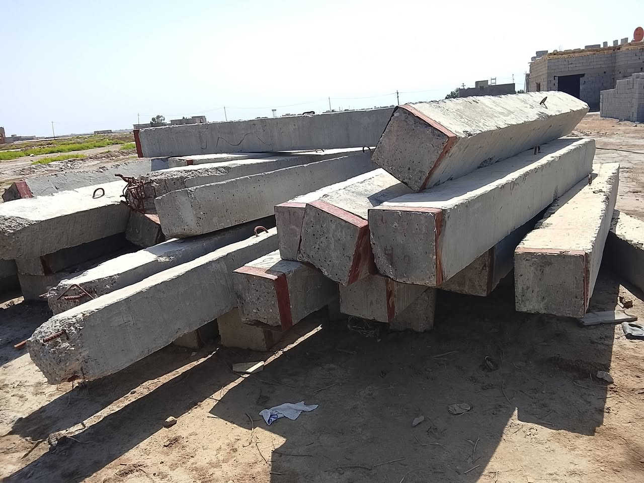 صبات كونكريت  للبيع اساس بيت او سياج العدد 34
قياس طول 4 متر اقل اكثر 
ارتفاع 40 وعريض 40
*********** واتساب

