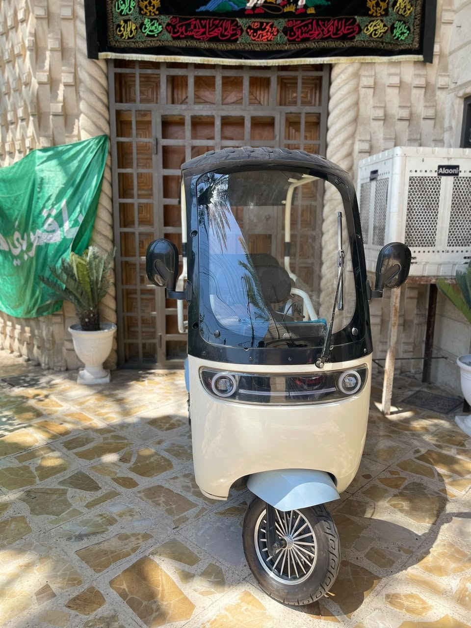 من رخصه الادمن دراجه شحن ٣ تايرات موديل لو ٢٤ لو ٢٥ نضيفه كلش مستخدمه قليل كلش مواصفاته 
شاشه دجتال فول العملاقه الكبيره على طول الدراجه والماسحه مالتها شغاله سويجين وبصمتين نظام D. و R  بريك هايدروليك 3سرعات لايت عالي وناصي + الهورن  بيه ٥ بطاريات عملاقه تمشيك مسافه تقريبا 
٤٠ كيلو اشاير جانبيه  بيها جهاز إنذار ضد السرقه 
صندوق خلفي كبير للخزن شاصي الدراجه قوي جدا بريكات باليد وبلرجل بلوتوث


**إذا كنت صاحب هذا الإعلان وتريد حذفه لأي سبب، رجاءا أرسل رسالة إلى الدعم الفني**
