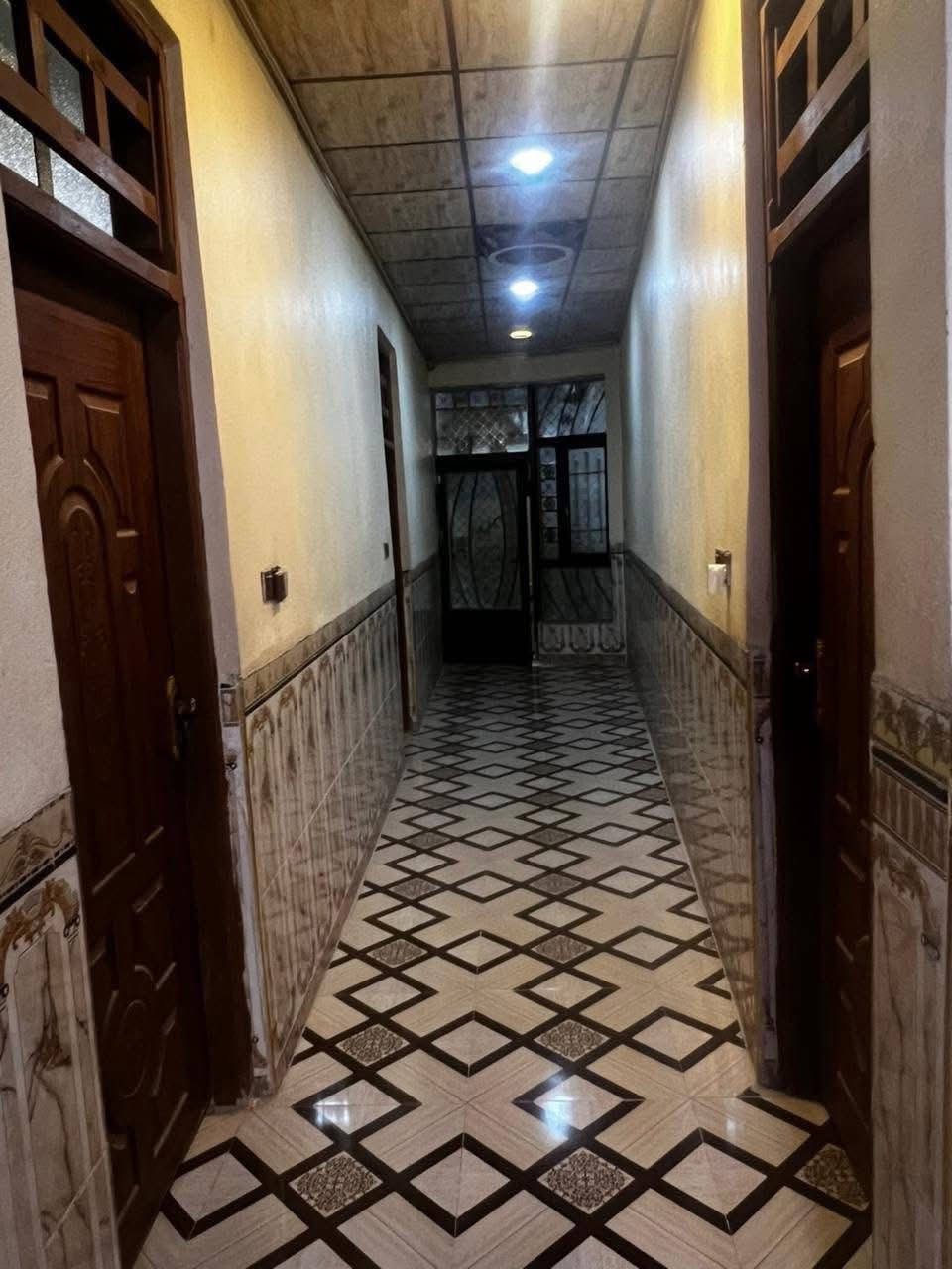 � للبيع بيت في ديالى / الخالص – حي الخويلص
📏 المساحة: 300 متر
🏠 مساحة البناء: 200 متر
📜 الملكية: طابو ملك صرف

يتكون البيت من طابقين + بيتونة (طابق ثالث صغير):

🔹 الطابق الأرضي:

 • غرفتين نوم
 • صالة واسعة
 • مجمع صحيات
 • مطبخ حار وبارد
 • استقبال 
  •  وهول
 • ممر فاصل بين الهول والاستقبال
•حديقة خلفية 

🔹 الطابق الثاني:

 • ثلاث غرف نوم
 • صالة
 • سطح واسع
• مجمع صحيات 
🔹 الطابق الثالث (البيتونة):

📍 الموقع مميز وهادئ في حي الخويلص – قريب من الخدمات والمدارس والأسواق.

📞 للتواصل والاستفسار:
(‏***********‬‏)
