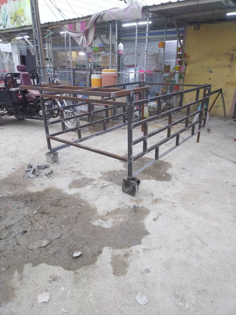 سلام عليكم مرخصت مدير الكروب محجر كيه البيع حديد متوصط بوري نج ونص السعر النهائي ٣٥٠ مكاني نجف كوفه شارع المعمل ***********
