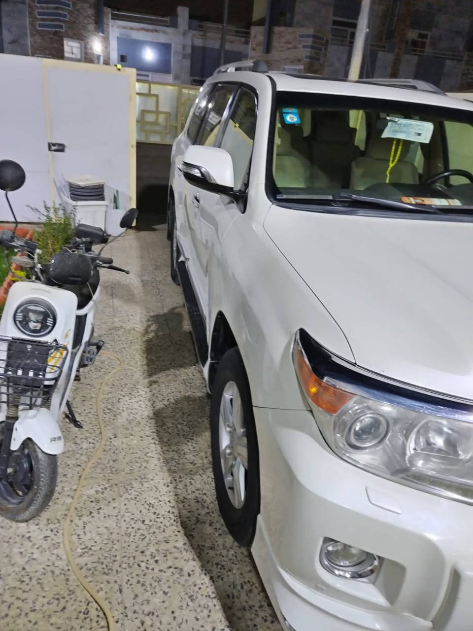 تيوتا لاندكروز 2012 فطيم ابيض كفاله من كل شي والنظافه فول
ماشيه 160 
السعر 355 بيها مجال
المكان كربلاء 
رقم الهاتف ***********
