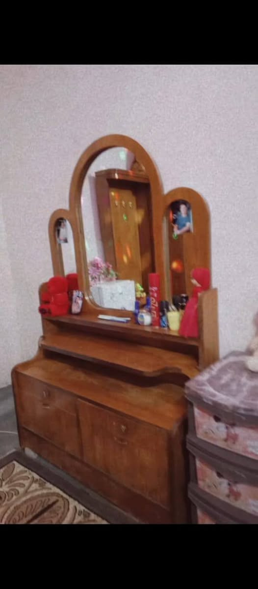 السلام عليكم ورحمة الله وبركاته
غرفه نوم للبيع سعر 300وبيها مجال 

الاتصال على الرقم ***********
