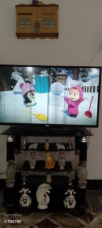 بلازما بدون انترنيت...حجم43مابي عيب بس بي خطوط ماياثر على الصورة..مع م...