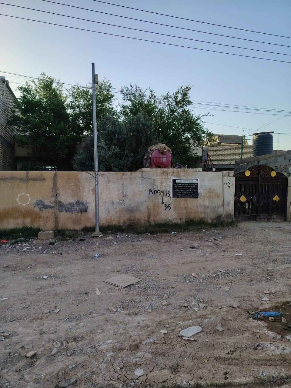 ياالله للبيع بيت مساحه ٣٠٠الواجه ١٢ونزال ٢٥ طابوصرف مكانه بغداد حي الوحدة منطقه حي رسول بيت  بي4غرف نوم وستقبال ومطبخ وطرمه وحديقه كبيره سعر ١٤٠وبي مجال رقمي ***********
