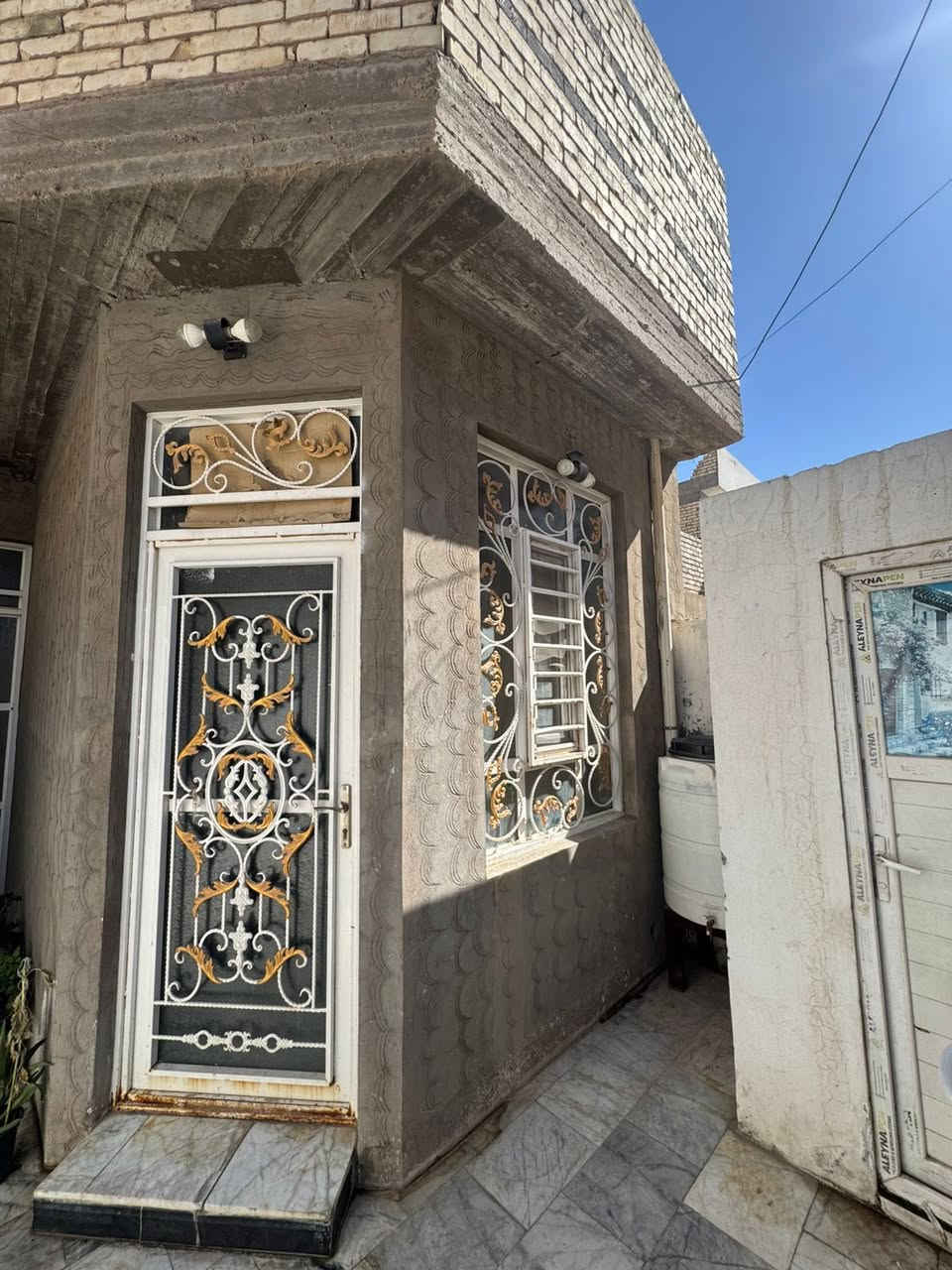 بيت للبيع100م  في النجف  حي القادسيهه شارع 6 طابقين طابق لاول غرفه وصاله  واستقبال ومطبخ وتخاريج داخليه وخارجيهه طابق ثاني غرفتين وتخاريج  وسطح لبيت كله مرمر للاستفسار لاتصال ع رقم ***********
