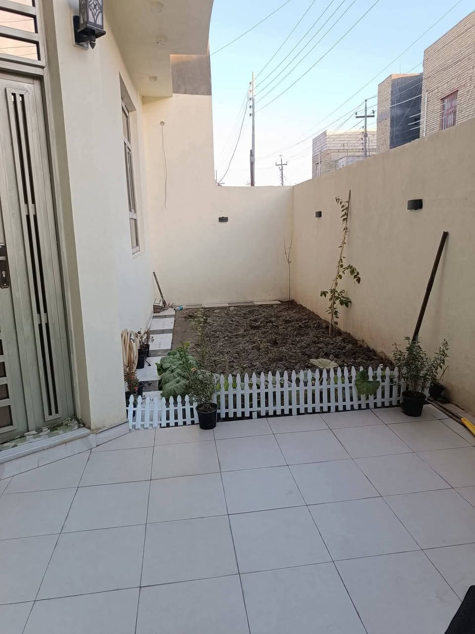 🏫بيت للبيع مطلوب اسكان مساحة 200 متر في حي الامن قريب على السريع ومدرسة البقاع.
ـــــــــــــــــــــــ
تفاصيل البيت
🛣️شارع 10 متر، تبليط وارصفة
🏕️بناء حديث 2025 طابق ونصف مع واجهة
🏝️حديقة
🏫استقبال (مع صحيات)
 - مطبخ حار وبارد
-صالة درج
-صالة داخلية
-غرفتين
-صحيات
-الطابق الثاني (غرفة كبيرة وصالة)

📡انترنت ضوئي +نظام كاميرات+نظام ستلايت. 

السعر مناسب مطلوب اسكان يطيح من السعر
للاستفسار الاتصال على الرقم التالي
رقم صاحب المنزل 
***********
