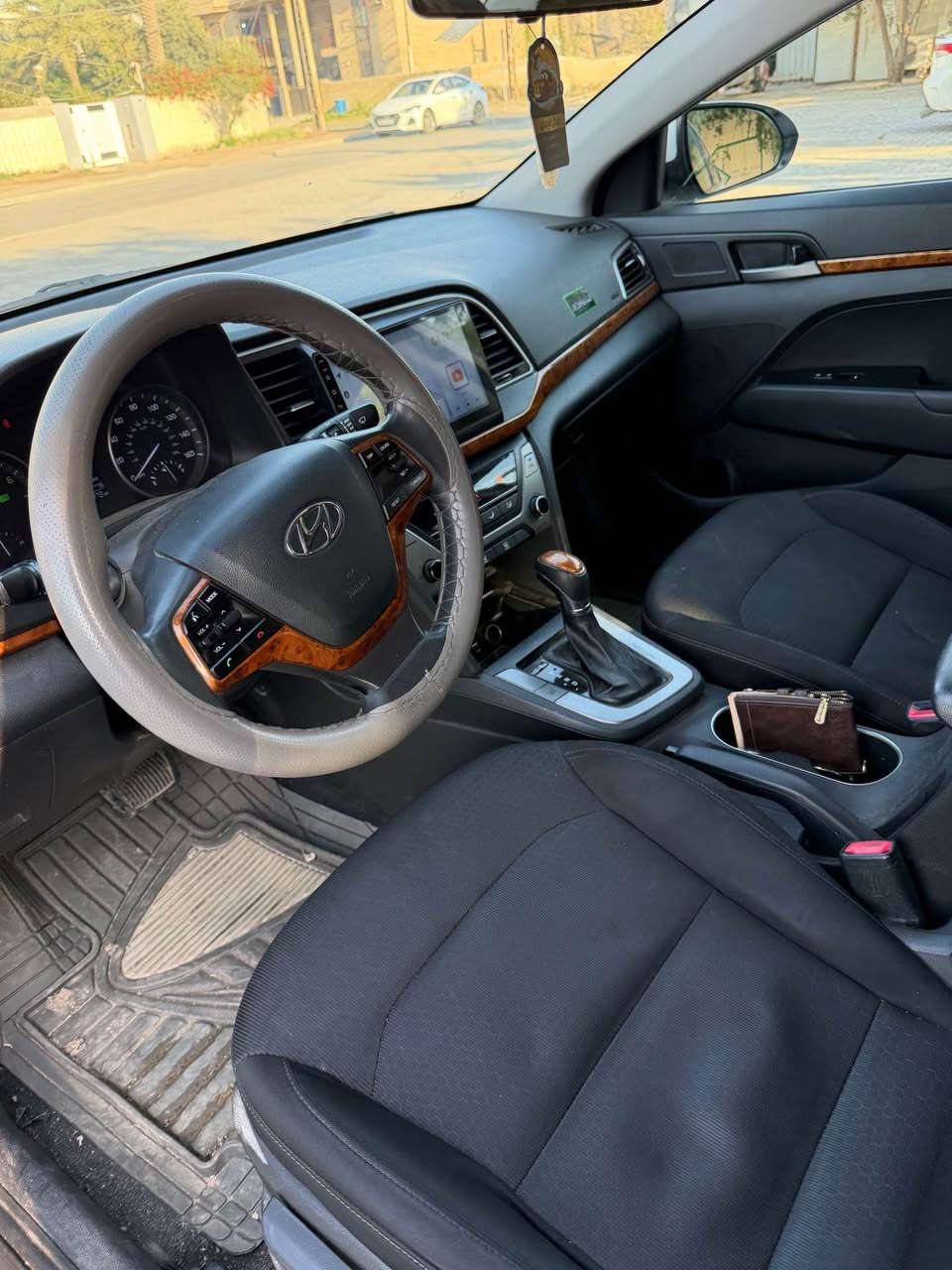 السلام عليكم اللنتر 2018 مكينة 2000 دوش ماشية 120 ميل مكينة بلادية صدر جديد السيارة جاهزة القمارة حافة مكشرة وبيها جاملغ خلفي وباب كلير من امريكا السيارة داخلة كلين كير AT المرغوب بدون اي نقص صدر وتخم تاير وتبريد كلة جديد 
السعر 117$ 
 وبيها مجال بسيط مكاني بغداد الكرخ للبيع فقط 
*********** بغداد, العراق
