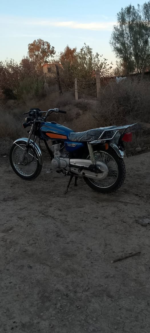 سلام عليكم دراجة تايكر موديل 20 كاملة كل نقص مابيهة تايرات جدد خلفي ومامي دبلات امامي خلفي شغالات  دراجة مفولة سعر 400 وبيهة مجال كلها عل بلاد مامتعوبة مكاني ديالى تقاطع الوجيهية رقم *********** بس تصال فقط           وماسنجر
