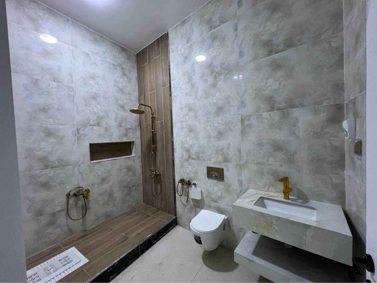 السلام عليكم شقه شبه موثثه للايجار تحتوي علي 
2غرفه نوم 
صاله 
مطبخ 
حمام 
تحتوي ع سبالت عدد 3 
ومطبخ كامل 
ثلاجه 
غساله ملابس 
تخم قنفات 
مجمده 
الشقه اخت الجديده 
السعر 750 
العنوان حي الرضا مجاور جامعه المعقل 
*********** البصرة, العراق
