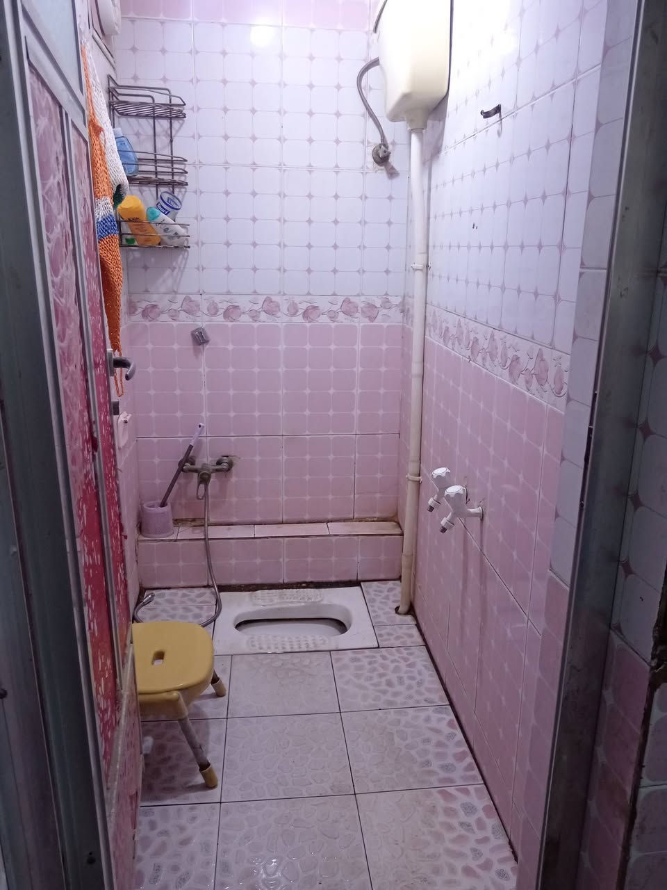 السلام عليكم. بيت المساحة ٨٠ متر. في التضحيه خلف العلوه قرب مركز الاسره والطفل. يتكون من غرفه وهول ودوانيه  ومطبخ وحمام مشترك. وفوك غرفة ومخزن صغير. السعر ٧٥ وبي مجال قليل. رقم الهاتف ***********
