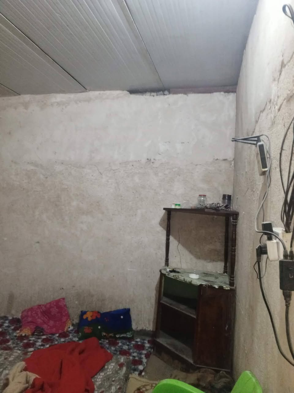 بيت للبيع بحي جواد مساحته ١٥٠ متر سقف سندويج غرفتين ومضيف وهول ومطبخ البيت يرادله ترتيب وشغل سعره ١٠ يرهم اقساط أو نقد 
 مي وكهرباء وتبليط الاستفسار ***********
