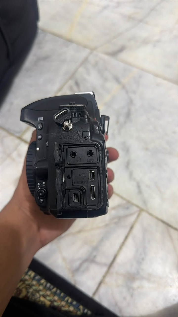 نيكون 610 كارتونة غراضة كاملة 
كلة اصلي غراض مالتة
كيبل نقل صور+بطارية اصلية + شاحنة كيبل اصلي مالتة
فول فريم بدون عدسة بس بدي
مكان قلعة سكر
توصيل بكل محافظات موجود 
***********
وتساب

