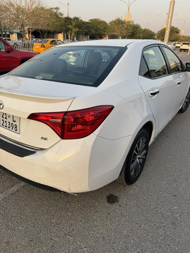 تويوتا كورولا موديل 2018 SE 
حادثها جمرلقين امامي 
بونيت بلدي بس فوق اليت من جهت السايق بيه شبر 
باب المامي السكن بي صبق 40 سنتيم 
سنويه 30 
بطاقه 
محرك كير شرط 
***********
