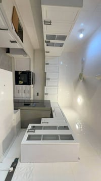 كاونتر جديد استعمال ثلاث اشهر ٨ أمتار ابيضّ  تفصال السطح كوارتز الأرجل...