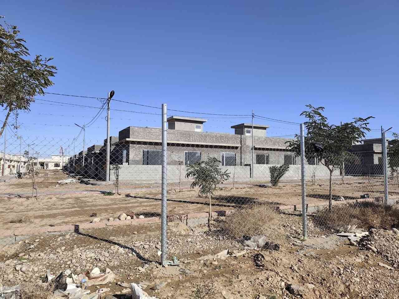 :الي يدور الهدوء راحة البال 
منزل للبيع 🏡راسان ستي خانقين 
مساحة 150 متر مربع، ركن، بتصميم عملي ومريح.
يضم مطبخًا مجهزًا، استقبالًا واسعًا، غرفتي نوم، والصحيات 
المنزل جاهز للسكن فورًا، مع نظام دكت وسقف مغربي أنيق.
يقع في موقع مميز جدًا قريب من البوابة وجميع الخدمات.
اتصل بنا على الرقم الموجود 
***********
