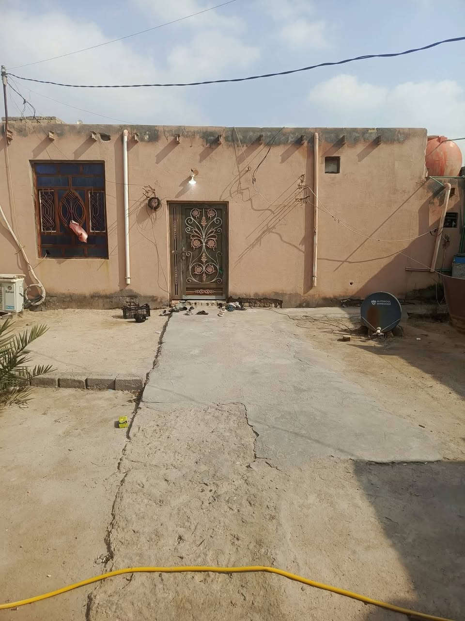 بيت للبيع بحي جسوم بسعر مناسب تواصل ***********
مساحة ميتين متر
