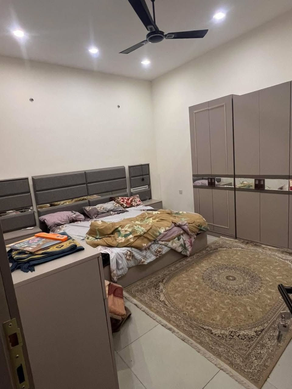 بيت 100 متر واجهه 5 ونزال 20 يحتوي على 3 نوم وصاله ومطبخ بناء 2025 موقعه حي جهاد مخابرات خلف جامع مباشرتآ السعر 280 سعره مناسب ***********
