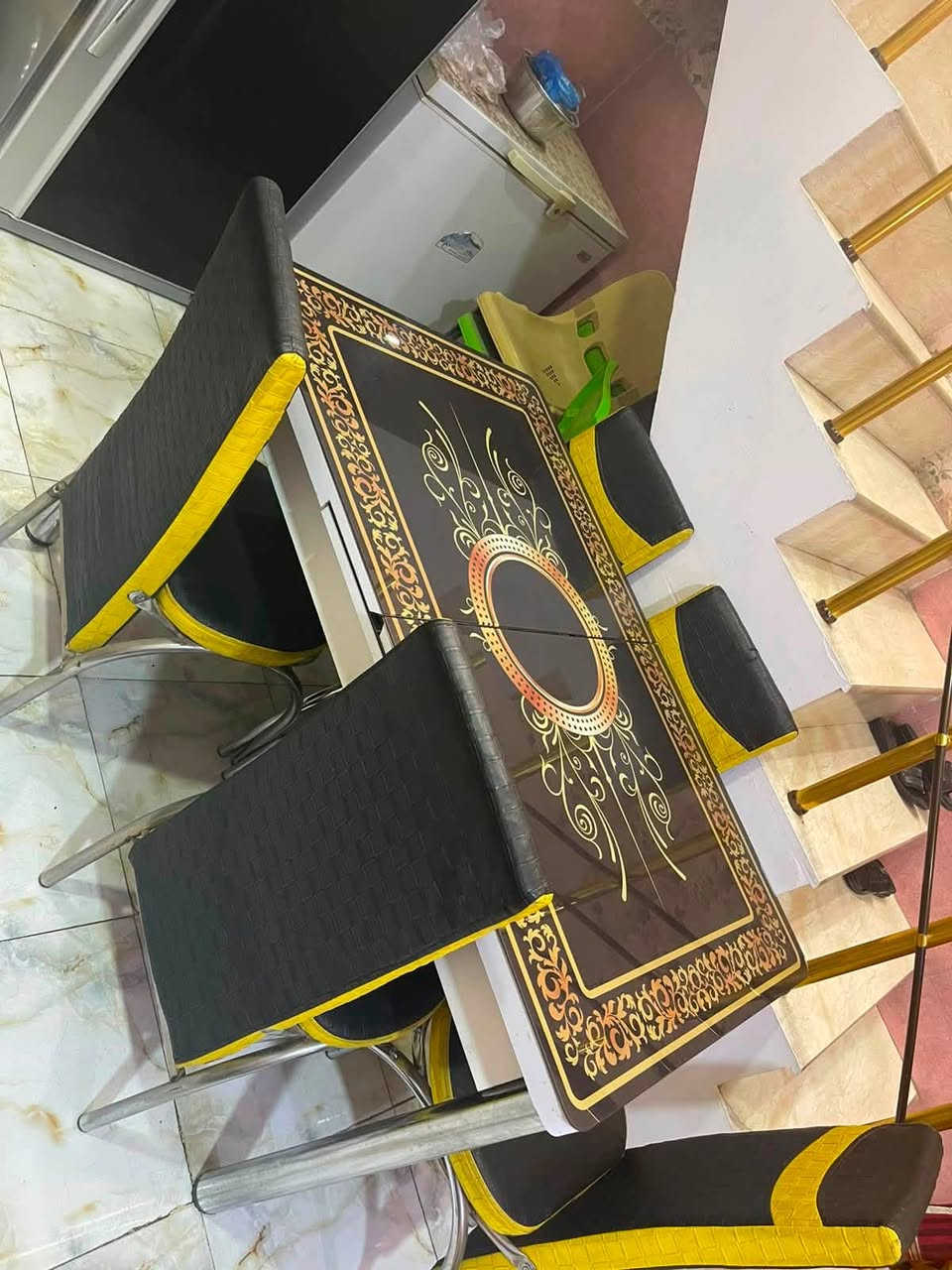 السلام عليكم ميز طعام مع 6 كراسي مكاني الحرية دباش ***********

