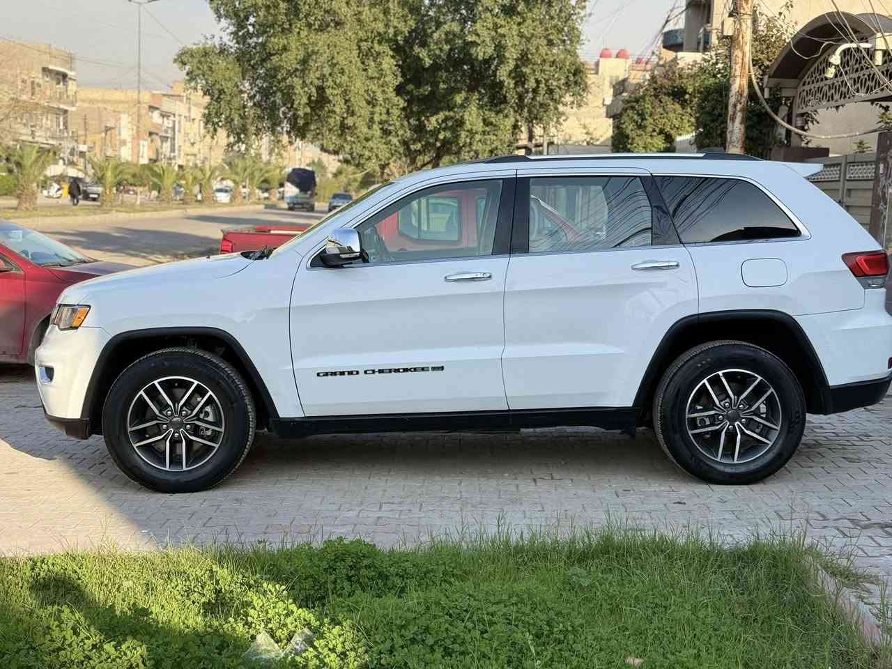 سلام عليكم جيب كراند شيروكي ليمتد موديل 2022 رقم بغداد كلين داخله كلين هنا بالعراق صار بيه طخه بسيطه بالباب مال السايق صار بيه من جوه ربع الباب صبغ بدون دواخل بدون ايرباك  بجم كبس مواصفات فول ليمتد  بصمه 
فتحه 
شاشه جبيره 
تحكمات رادارات 
كشنات جلد كهرباء خزن ميموري 
داخل بيجي قطعتين تبريد 
تدفئه ستيران تدفئه كشنات  
حساس خلفي 
كامره خلفيه دواره 
هيترات بالمري اشاير بالمري 
جنطه كهرباء 
ويل حجم 18 بلادي 
سبير منازل 
السياره جديده معروفه مواصفات المتد للبيع السعر 260 وبيه مجال بسيط *********** مكانه بغداد
