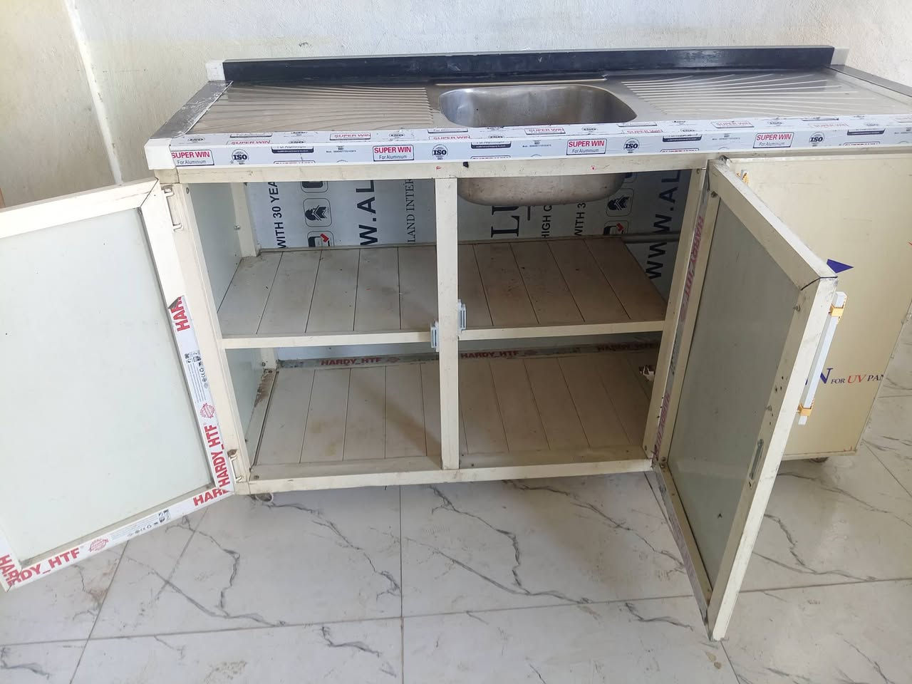 سلام عليكم  
سنك الببيع نضيف بسعر مناسب متر ونص
 ***********
