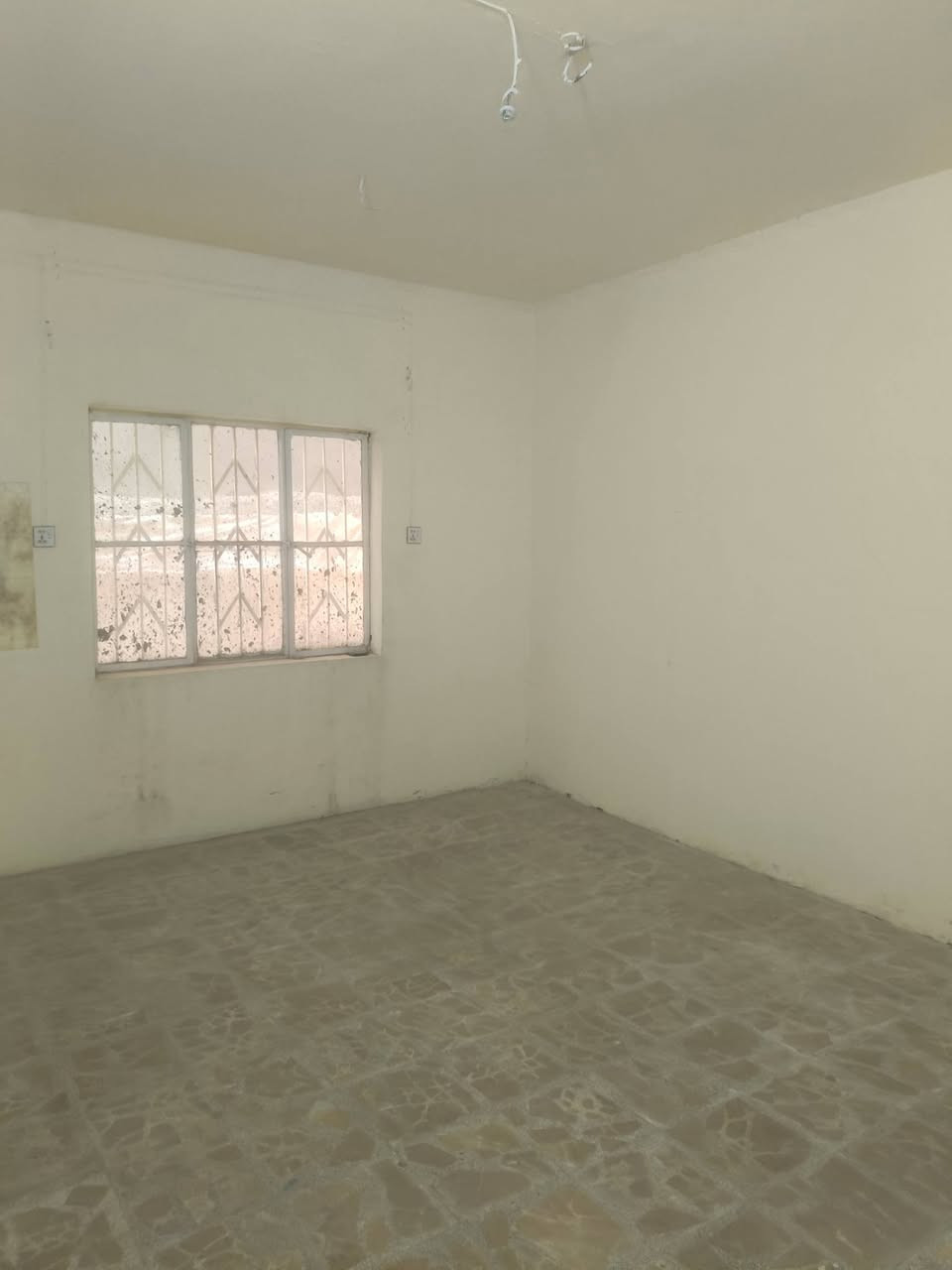 دار للايجار المساحة 200 متر بحي الكرامة يحتوي على  غرفة نوم عدد2 وصالة ومطبخ واستقبال وصحيات داخلية وخارجية الايجار الشهري 550 مقدمة اربعة اشهر أي استفسار الاتصال بالموبايل ***********
