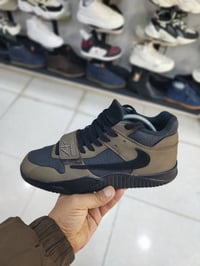 نايك اورجنال ماملبوس قياس44  طول قدم 28  موجود خدمة توصيل 07725429936