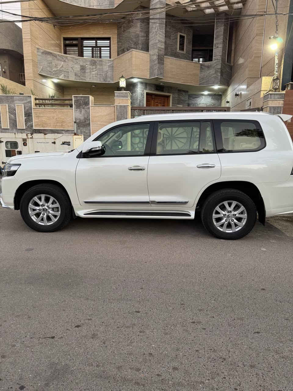 السلام عليكم ورحمه الله اللهم صلي على محمد وال محمد  للبيع او المراوس لاندكروز2017
لون ابيض 
كفاله السياره من الصبغ والضربه والبارد 
وايت ديشن مكفولة
هزة جديدة رقم جديد  باسمي 
فول مواصفات 
داخل جديد 
بصمة 
فتحة
حساسات 
زراكات 
شاشات خلفية 
شاشة امامي 
فور ويل  
كراسي كهربائية 
ماوسات.  عدد 2
مثبت منحدرات 
لايتات زنون بلادي 
وبعد بيها مواصفات هواي 
ماشية 107الف 
بغداد. الكراده 
ملاحضه / البصمه الاحتياط والهيتفونات مال الشركه وياها 
سعرهه 50.000 الف دولار وبيه مجال بسيط جدا بغداد, العراق


**إذا كنت صاحب هذا الإعلان وتريد حذفه لأي سبب، رجاءا أرسل رسالة إلى الدعم الفني**