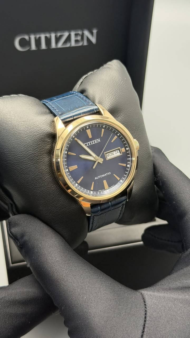ساعة CITIZEN Automatic الأصلية
تصميم كلاسيكي فاخر يجمع بين البساطة والأناقة، مع تفاصيل ذهبية وسير جلد بلون كحلي يمنحها حضور راقي ومميز.

المواصفات:

* مكينة أوتوماتيك أصلية Automatic
* هيكل مطلي باللون الذهبي الفاخر
* واجهة كحلية أنيقة بتصميم كلاسيكي
* عرض اليوم والتاريخ
* سير جلد فاخر بنقشة راقية
* زجاج مقاوم للخدش
* صناعة عالية الجودة مع أداء عملي يومي
* أصلية وكالة مع إمكانية الفحص والاختبار

السعر: 500,000 دينار عراقي

للتواصل والاستفسار واتساب:
***********
