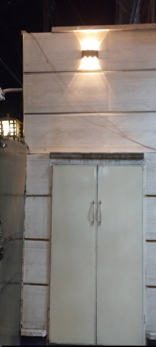 يتكون من مدخلين وطرمة واستقبال 2غرف نوم ومطبخ وهول وصحيات2خارجي وداخلي ومنور ومخزن ولوكر مال احذيه والقنينة غاز والماطور المي بالحايط من ظمن البناء البيت مجهز باانارة حديثه وخزان مال وواير سحب وواير كهرباء اضافي بعني تطفة الوطنيه يجي الخط الثاني وطنية 24ساعة المكان مميز على الشارع العام
شارع الأسواق المركزية مال الشعب حي الضباط السعر واي استفسار ممتواجدين على الخاص الاتصال بالرقم *********** بي #واتساب
