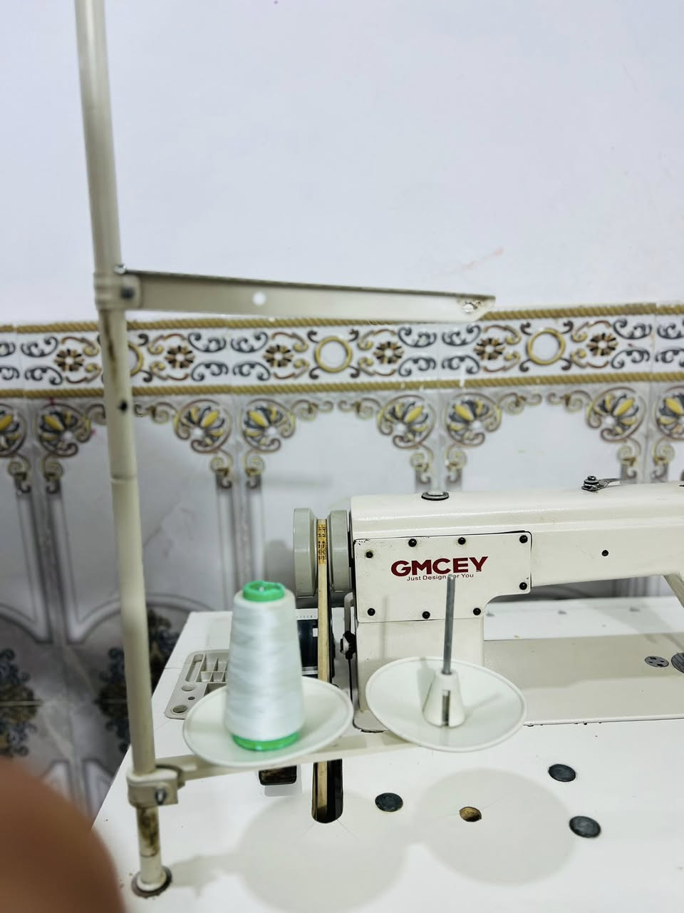 للبيع مكينة خياطة صناعية ويا طاولة

مكينة خياطة صناعية ماركة GMCEY بحالة زينة وتشتغل بدون مشاكل 👍
مناسبة للتفصيل والشغل اليومي (ملابس، درز، شغل ورش).

وياها:
 • طاولة أصلية وثابتة
 • محرك قوي وسريع
 • حامل خيط + بكرة
 • جاهزة للشغل فوراً

💡الماكينة نظيفة ومجربة، ما بيها أعطال، تشتريها وتبدي شغل مباشرة.

مناسبة للي يريد يبدي مشروع أو شغل بالبيت
مكاني كربلاء طويريج 
***********
