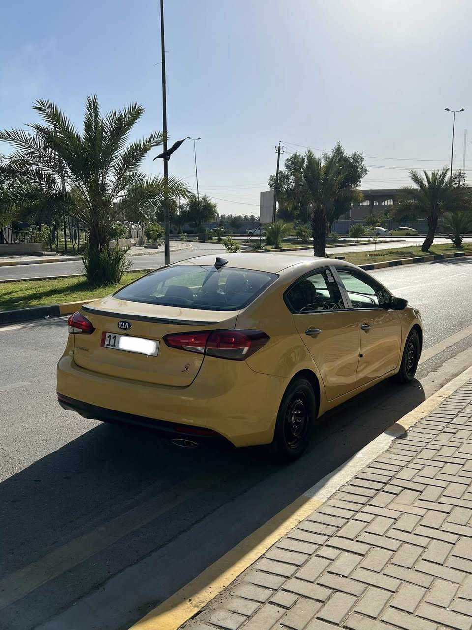 للبيع كيا فورتي 2018 رقم بغداد الجديد بسمي حادثهه بسيط  موضح بل منشور مع صوره للسونار مكينه 2000 دوش سياره عل ايدي وجاهزه للاخير بدون نقص ماشيه 97 ميل 
السعر 118 وبيهه مجال بسيط 
عنواني بغداد 
للاستفسار : ***********
