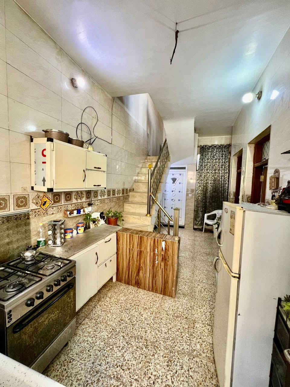 بيت للبيع مساحه 80 متر صاله وغرفتين نوم وصحيات سعره 55 وبي مجال
***********
