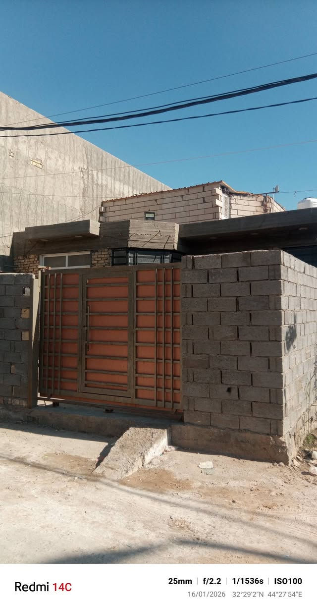 السلام عليكم
بيت للبيع المساحه ٢٠٠م مساحة البناء ١٤٠م طابو زراعي سند ٢٥ 
ورديه خارج الاستداره الثانيه فرع مولد جودت خلف البزل 
غرفتين نوم وحده ٥*٤ و وحده ٣.٥*٤.٥ مطبخ ٥.٥*٤ صاله ٥*٥ واستقبال ٥*٤ منورين بيتونه ٥*٥ 
سقف البيتونه سندويج السطح فقط جير السقف البيت كامل بدون لبخ فقط سمنت عدا الاستقبال سقف ثانوي جدران المطبخ والصحيات سيراميك أرضية البيت بورسلين جدران غرف النوم فقط جص بدون بياض جدران الصاله سمنت
***********
