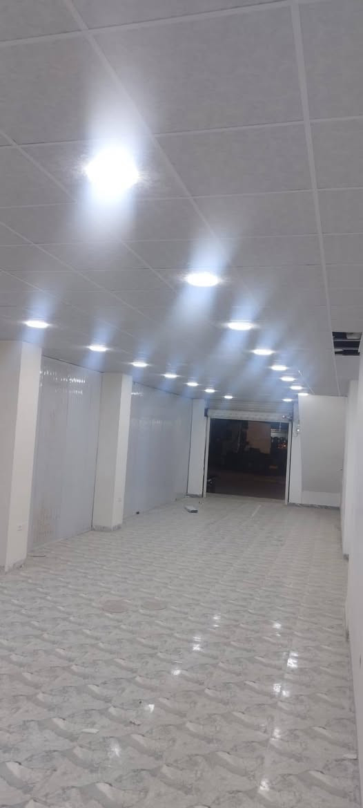 قاعتين للايجار مساحه الواحده 100 م 5*20
منطقه 55 بجانب اقصو مول سعر الايجار 350 للقاعه الواحده تصلح صالون نسائي أو عياده طبيب أو صيدليه أو مواد انشائيه أو مخزن للاستفسار ع الرقم ***********
