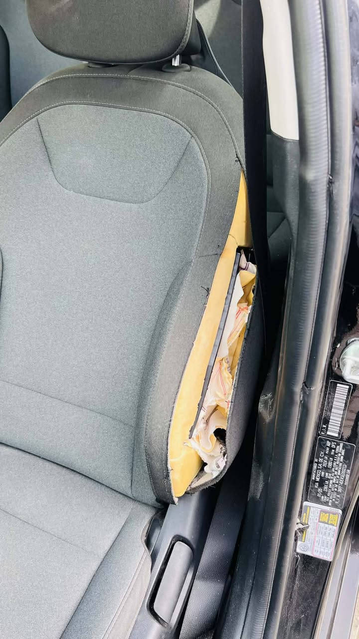 السلام عليكم
للبيع Kia K4 

موديل 2025 

مواصفات 

بصمه و تشغيل عن بعد 

رادار و تحديد المسار 

سياقة ذاتيه 

حادثها بيبان ثنين تبديل من امريكة نفس لون وربع بنيد وربع تكمة وربع جاملغ مصلح بس سمكرة بدون صبغ مخلفهن أسود فابلون ايرباك مقعد سائق ومقعد خلفي وبرة جهة سائق مثل ما وضح بصور

بدون دواخل ماشيه ٤الاف فقط 

مكان السيارة بغداد كرخ

للاستفسار اتصال 

او واتساب ***********

السعر 158و بيها مجال بسيط
