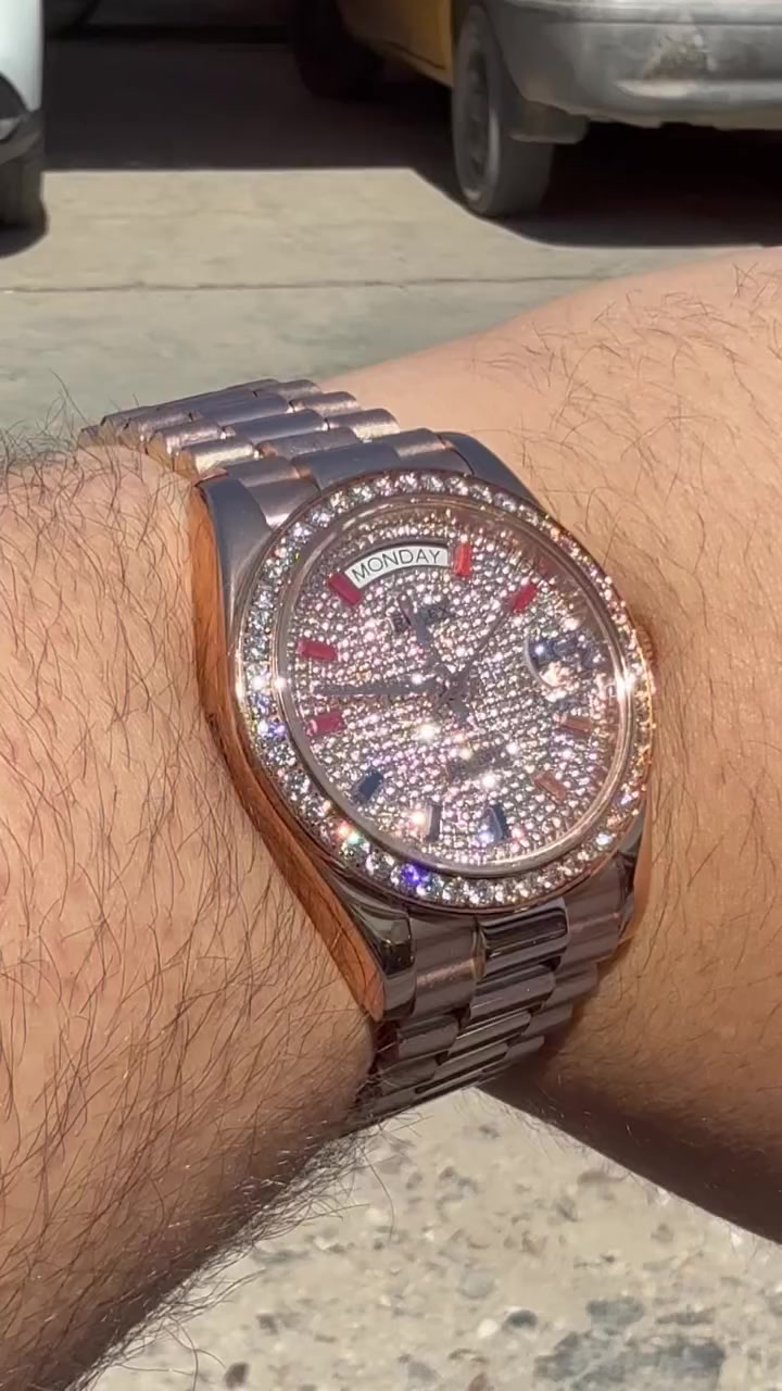 Rolex day date automatic
١- سير stainless steel 
٢-نوع الحديد 904L 
٣- نافذه تاريخ شهري + يومي 
٤- ختومات رولكس كامله 
٥- جام زفير ضد الخدش 
٦- مكينه اوتو ضمان سنه كامله 
٧-مكينه ياباني
٨- طلاء ثابت ١٠٠٪؜ 
٩-مضاد الماء 
‎١٠- كامل ملحقات الوكاله الاصليه


**إذا كنت صاحب هذا الإعلان وتريد حذفه لأي سبب، رجاءا أرسل رسالة إلى الدعم الفني**