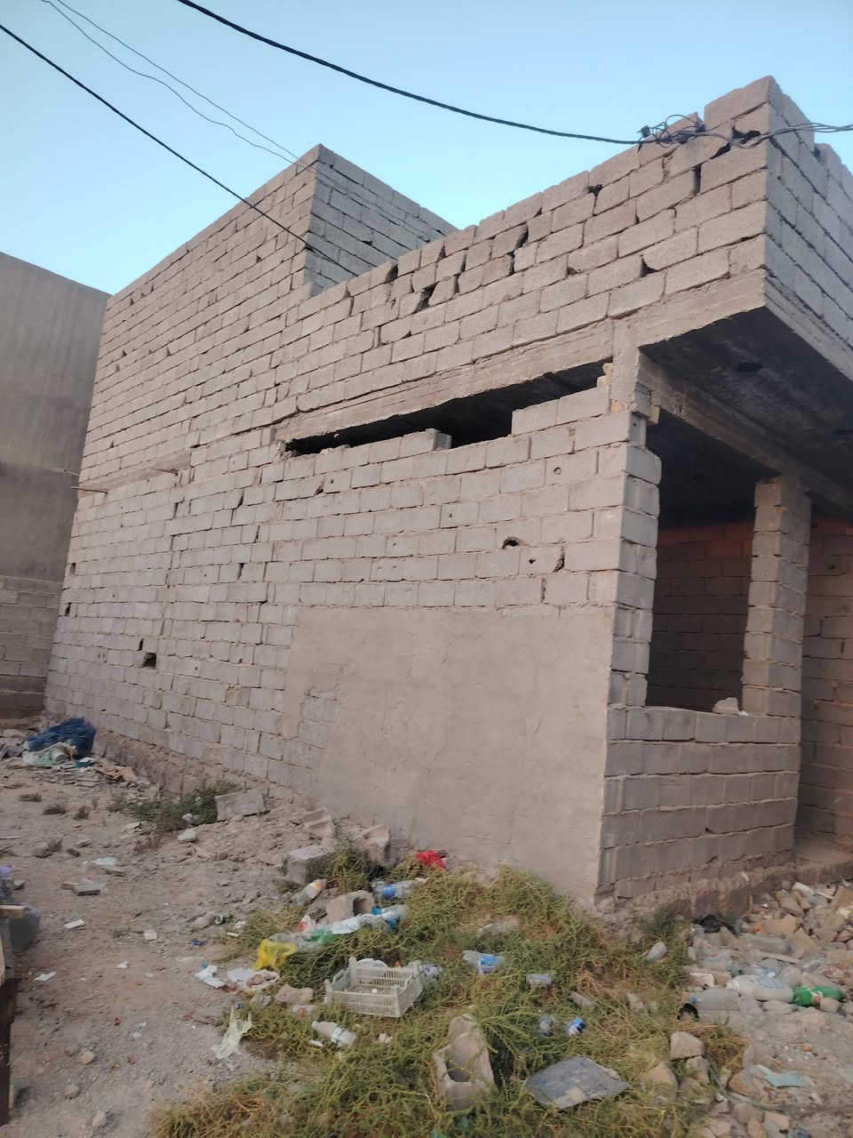 سلام عليكم هيكل للبيع في هورجب شارع لاذاعة خلف الروائي مساحة 100متر طابق ونص سعرة 40وبي مجال ستفسار خاص او تصال ***********
