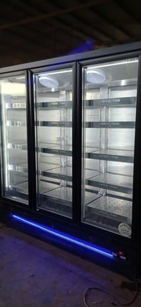 عارضات ٣ ابواب تبريد استيراد شركة الزان مستعمل نظيف جدا للاتصال فقط ٠٧...