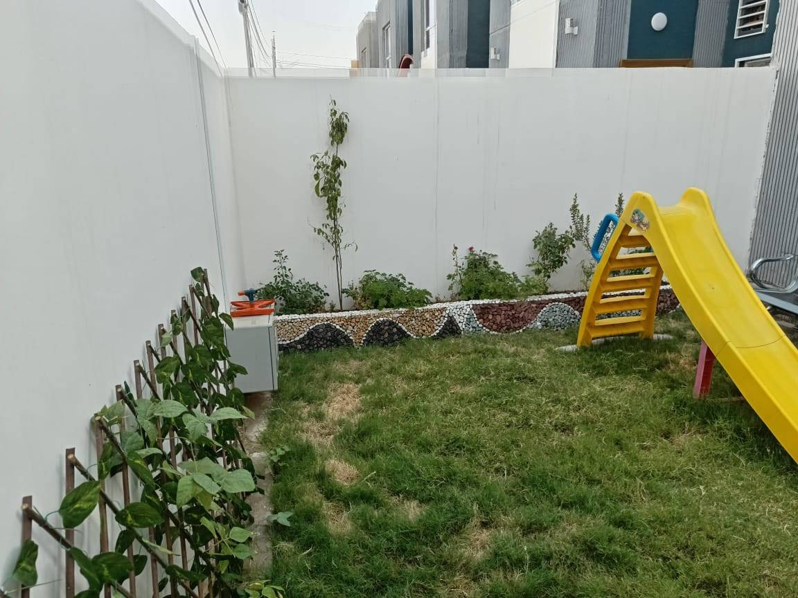 سلام عليكم دار للبيع في قريه الغدير 2 ١٥٠متر على شارع ٣٠ مقابل الاميرات 2 البيت جدا نضيف يباع مقدما والباقي ٤٧مصرف عقاري تسديد الشهري ٢٩٠الف مع بقاء الكفيل نفسه تجاري موقع الدار جدا جدا ممتاز *********** مكتب الكرار للوساطه العقاريه
