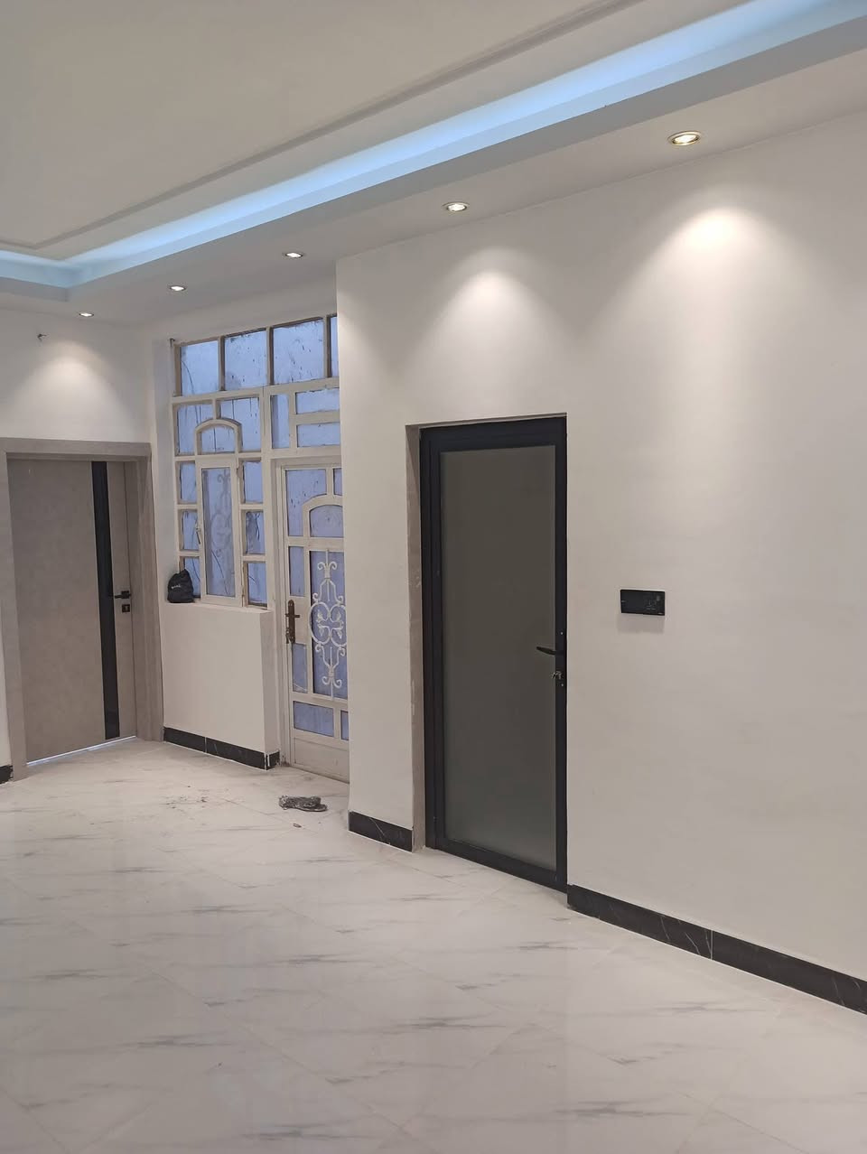 مستعجل ع البيع .. 
دار للبيع طابو صرف سند باسمي اني راعيه 
 مساحه ١٢٥ واجهه ٦ متر 
بيت جديد وتستلمه نفس الصور .. بدون نقص 
صاله ومطبخ وهول وغرفه ومجمع صحيات ومناور عدد ٢  طابق ارضي 
طابق ثاني غرفه .. 
الموقع الحي العسكري قرب مركز شرطه المنتصر  بشاعر المركز ويمكن الدخول ايضا من شارع ٣٠ قريب جدا وموقع حلو  بالنص بين شارع ٣٠ وشارع مركز المنتصر قريب من ٦٠ .. علما المنطقه مشموله مجاري وتبليط وقيد التنفيذ
الشراي يتصل .. وموجود واتساب .. 
فلوسك عندك وشراي خابرني ..
سعره ١٣٨ .. حتى كلشي معلوم عندك 
***********
